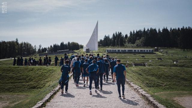 Jeunes qui marchent de dos  